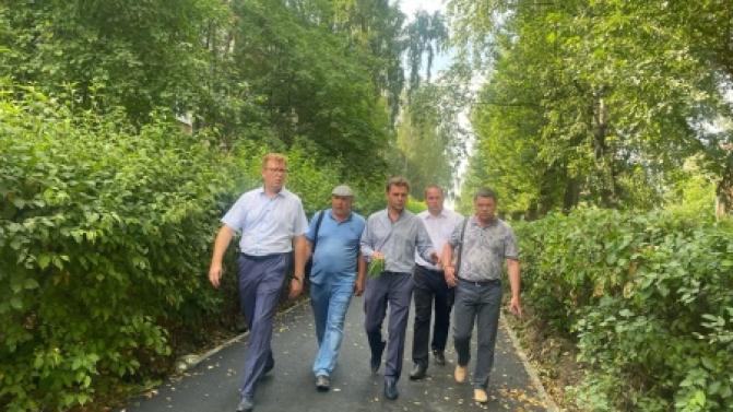 Проверили, как идет ремонт дороги и тротуаров на улице Трубников