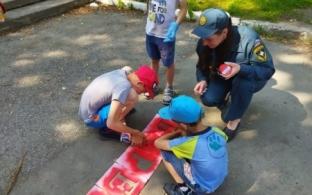 "Береги лес от огня" — такие надписи появились на асфальте в Первоуральске