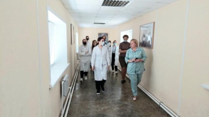 Для учеников профильного медицинского класса лицея №21 провели экскурсию по поликлинике