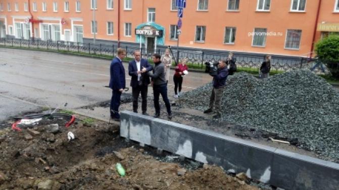 Сотрудники администрации проверили, как идут работы на проспекте Ильича