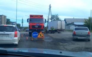 Перекрыта часть дороги на улице Вайнера