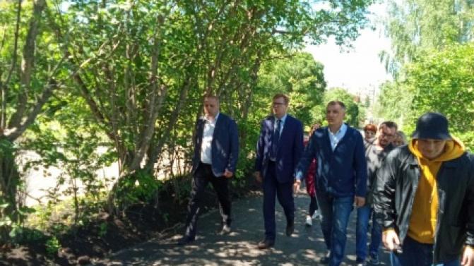 Глава Первоуральска проверил выполнение дорожных работ на улице Советская