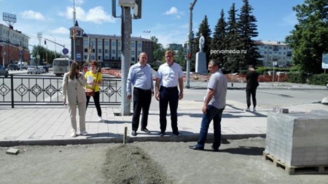 Сотрудники администрации инспектируют работы по благоустройству