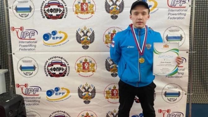 Первоуралец завоевал золотую медаль в Областном турнире по пауэрлифтингу