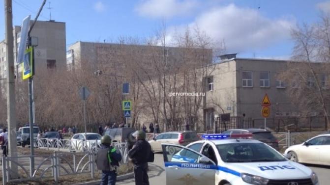 К школе №7 съехались все экстренные службы города
