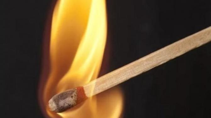 В подъезде 9-этажки на улице Емлина произошёл пожар