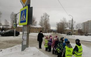 В Первоуральске сотрудники ГИБДД провели пешеходную экскурсию для воспитанников детского сада №49
