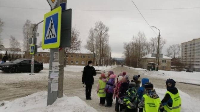 В Первоуральске сотрудники ГИБДД провели пешеходную экскурсию для воспитанников детского сада №49