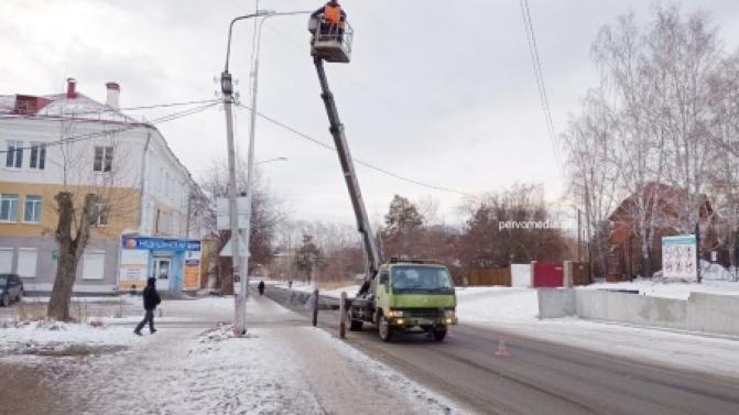 В Первоуральске обновляют уличное освещение