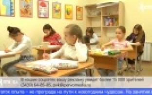 Открытки и письма Деду Морозу рисуют ученики художественной школы