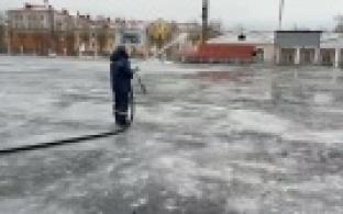 На центральном стадионе в Первоуральске заливают лед