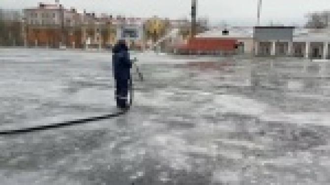 На центральном стадионе в Первоуральске заливают лед
