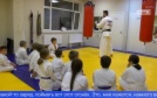 Тренировку с чемпионом по карате провели для юных первоуральцев