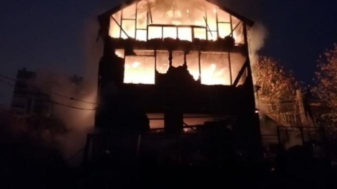 В Первоуральске сгорел садовый дом