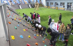 Сегодня в Первоуральске возле ледового Дворца открыли скалодром