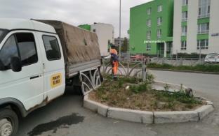 На аварийно-опасном участке улицы Вайнера убирают часть ограждения