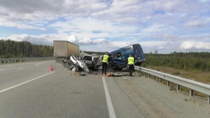 Один человек погиб и четверо получили травмы в ДТП на ЕКАД