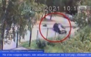 Пьяная женщина сбила пешехода на тротуаре