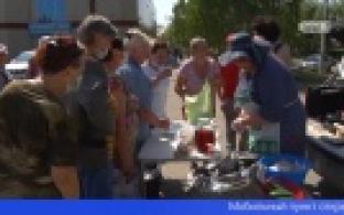 Раздачу горячих обедов для нуждающихся организовали волонтеры