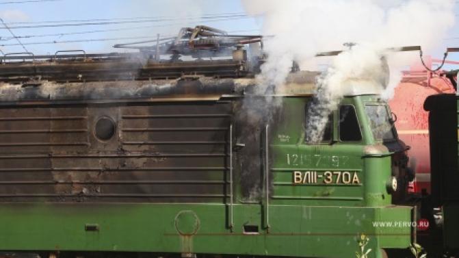 На железнодорожной станции Хрустальная сегодня утром загорелся электровоз