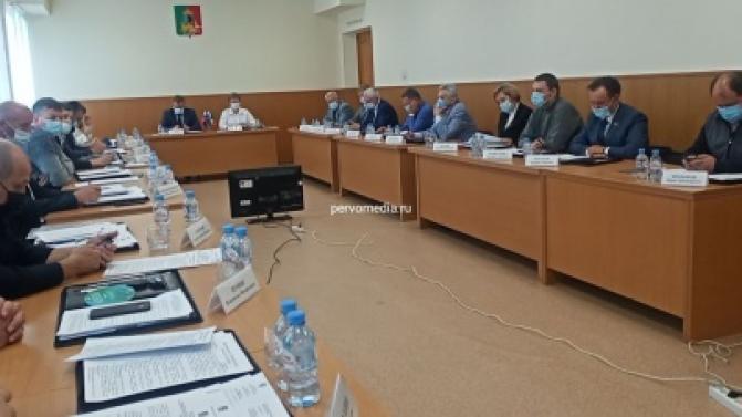 В Первоуральске проходит заседание городской Думы