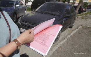 В Первоуральске борются с парковкой на газонах