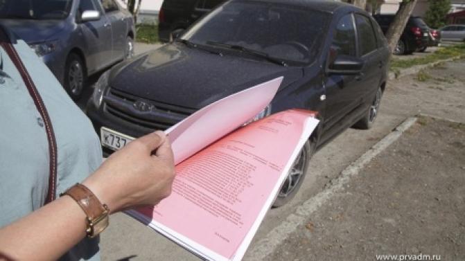 В Первоуральске борются с парковкой на газонах