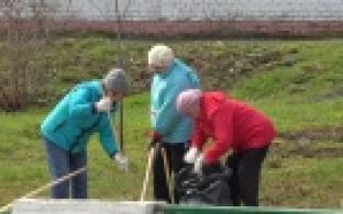 Ветераны-металлурги прибрались в сквере им. Данилова