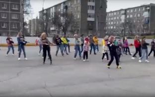 Участники танцевальной студии устроили флешмоб на Динасе