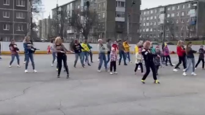 Участники танцевальной студии устроили флешмоб на Динасе