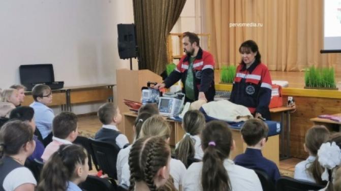 Медики скорой помощи провели урок для учеников школы №2