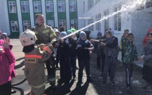 К ученикам 11-й школы приехали в гости пожарные