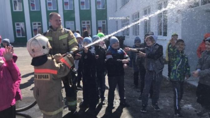 К ученикам 11-й школы приехали в гости пожарные