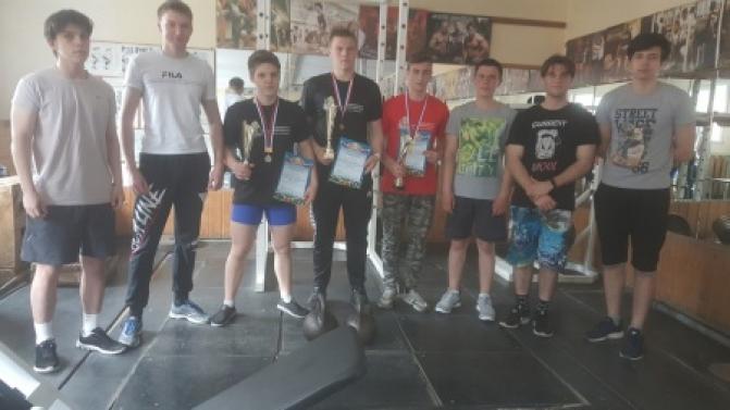 Первоуральцы приняли участие в соревнованиях по гиревому спорту