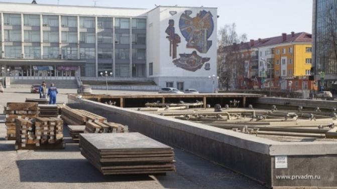 Сотрудники "Водоканала" начали расконсервацию фонтана на площади Победы