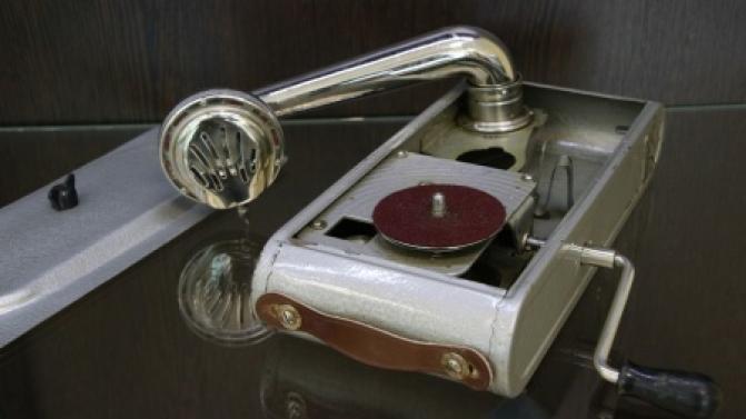 В ИКЦ начинает работу выставка пластинок и переносных граммофонов