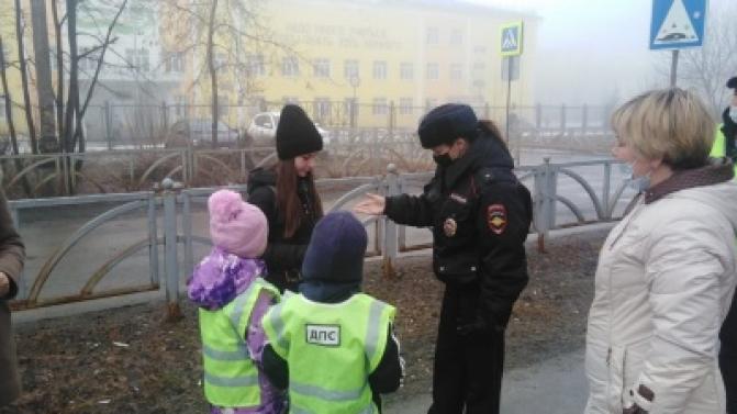 Сотрудники ГИБДД напомнили первоуральцам об обязательности соблюдения ПДД