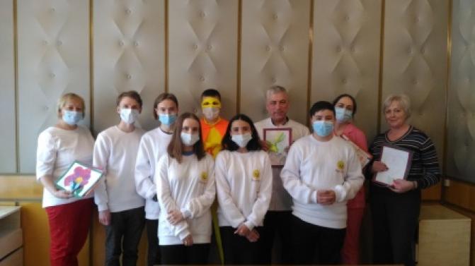 Волонтеры передали рисунки и открытки с благодарностью врачам городской больницы