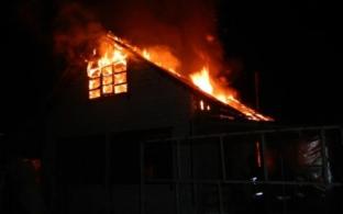 В Первоуральске сгорел садовый дом