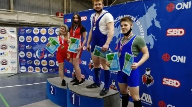 Первоуральские пауэрлифтеры вернулись с областного турнира с медалями