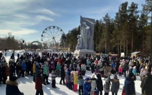 Первоуральцы сегодня отмечают Масленицу