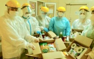 Младшему медперсоналу из "красной зоны" вручили продовольственные наборы