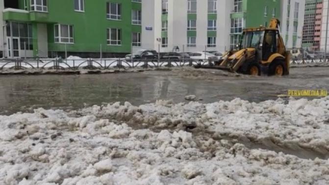 В Первоуральске произошла авария на сетях водоснабжения в районе ТЦ "Пассаж"