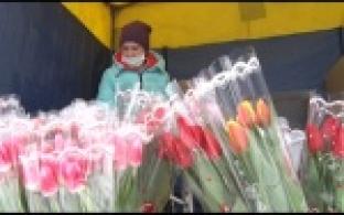 На улицах Первоуральска стали продавать цветы к 8 марта