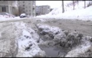 Двор на улице Вайнера стал непроходимым из-за коммунальной аварии