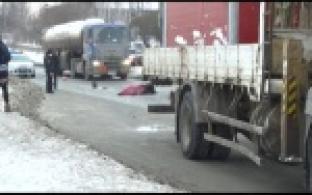 Грузовик сбил женщину, переходившую дорогу на красный свет