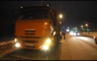 Коммунальщики чистят дороги от снега по ночам