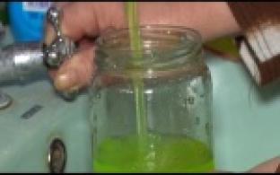 В Билимбае из кранов потекла зеленая вода