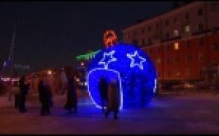 Огромный елочный шар украсил аллею на проспекте Ильича