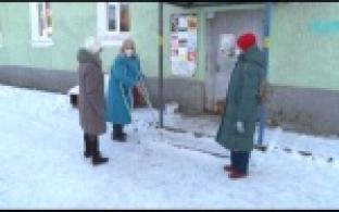 Из-за наледи выход из подъезда стал опасным в доме на Володарского